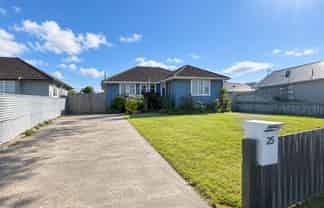 25 Clyde Crescent, Roslyn