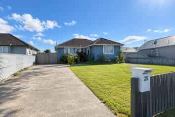 25 Clyde Crescent, Roslyn