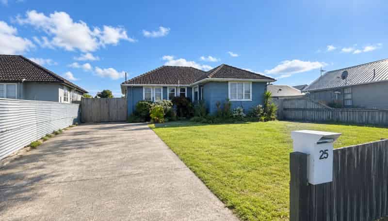 25 Clyde Crescent, Roslyn