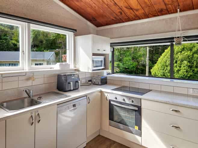 38 James Grove, Stokes Valley