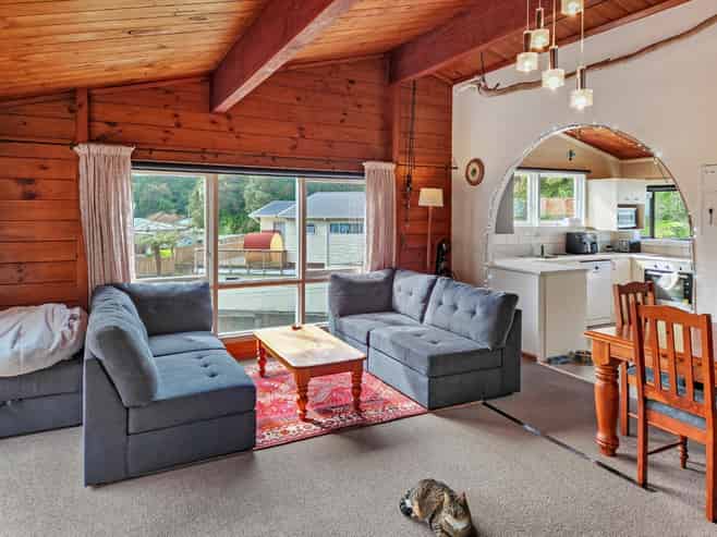 38 James Grove, Stokes Valley