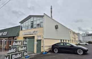 High-profile warehouse, office and showroom