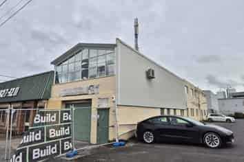 High-profile warehouse, office and showroom