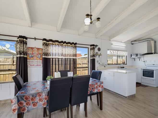 309 Frederick St West, Mahora