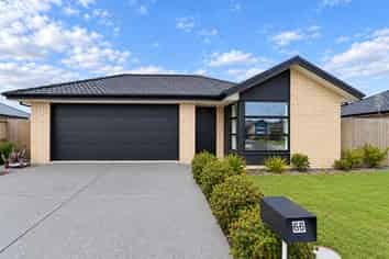 66  Oaks Drive, Lincoln