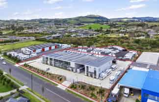 High spec display showroom with secure yard option