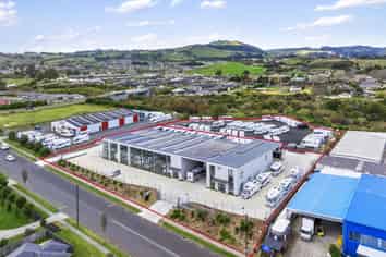 High spec display showroom with secure yard option