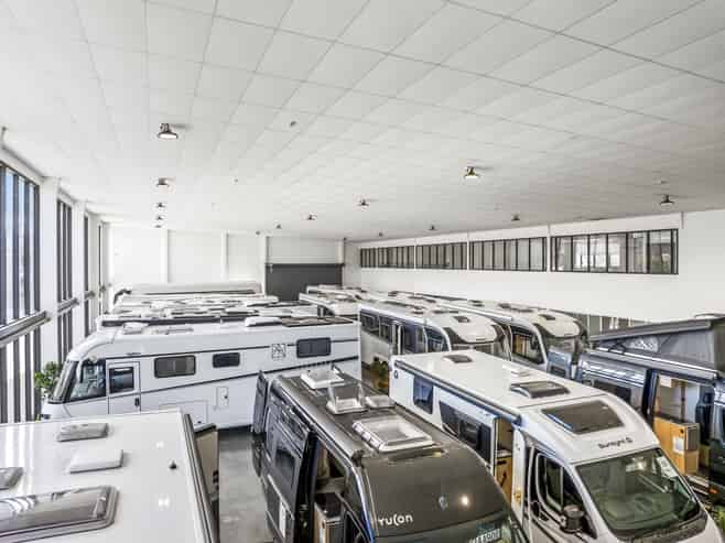 High spec display showroom with secure yard option