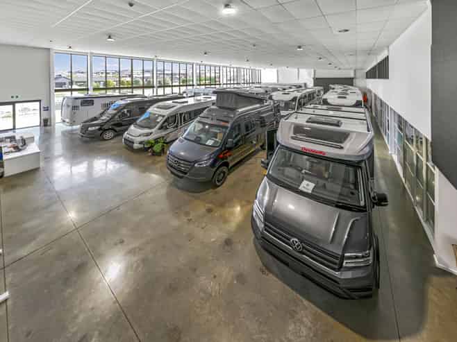 High spec display showroom with secure yard option