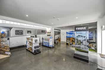 High spec display showroom with secure yard option