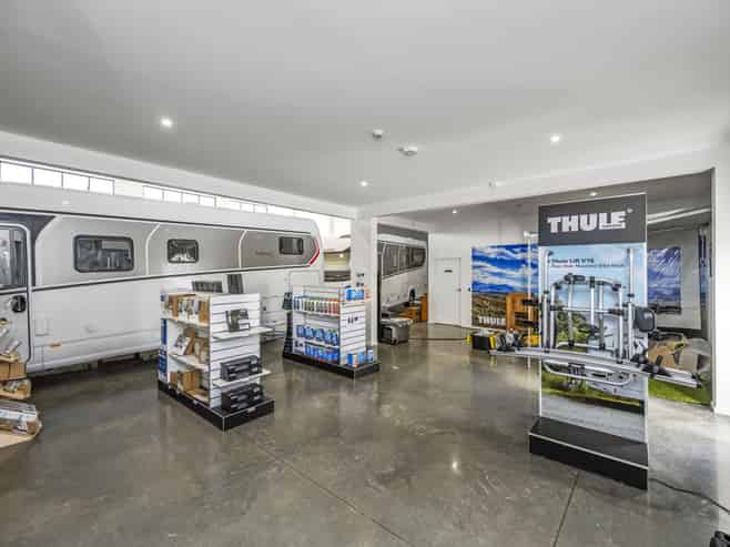 High spec display showroom with secure yard option