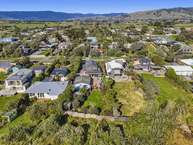 11 Rodney Avenue, Te Horo Beach