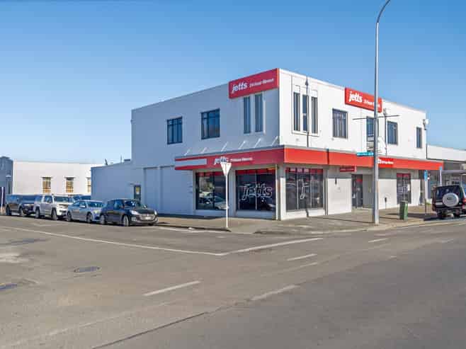 Mixed-use investment with split-risk income