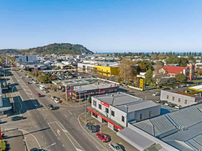 Mixed-use investment with split-risk income