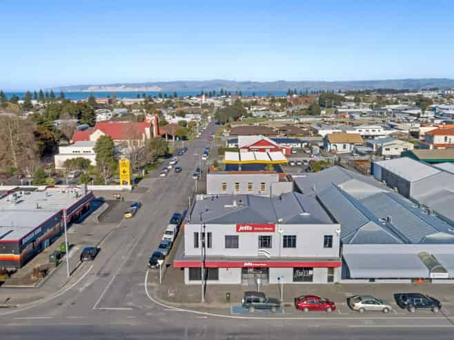 Mixed-use investment with split-risk income