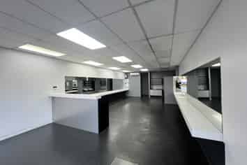 Turnkey Hair Salon or Retail Opportunity | 88m2
