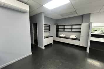 Turnkey Hair Salon or Retail Opportunity | 88m2
