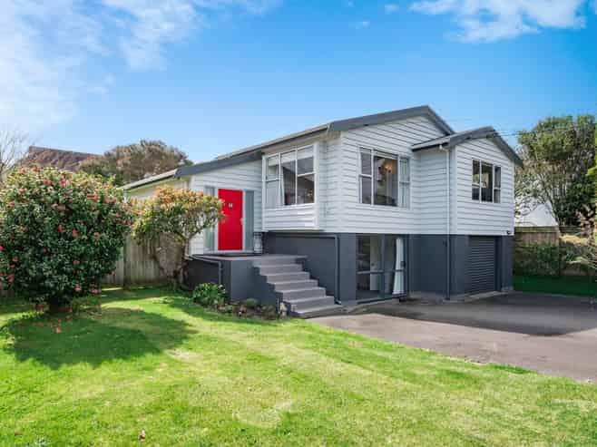 33 Ocean Road, Paraparaumu Beach
