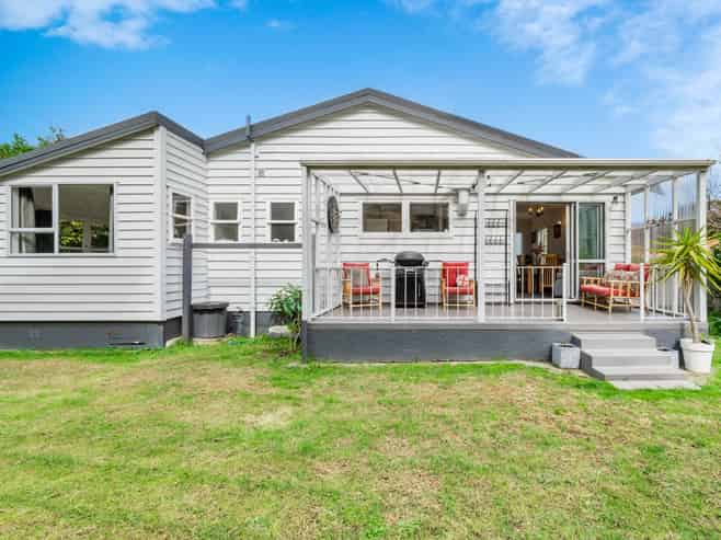 33 Ocean Road, Paraparaumu Beach