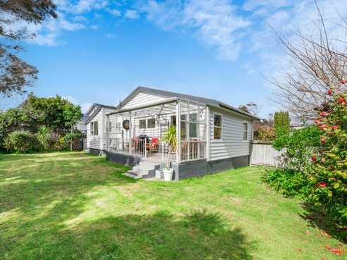 33 Ocean Road, Paraparaumu Beach