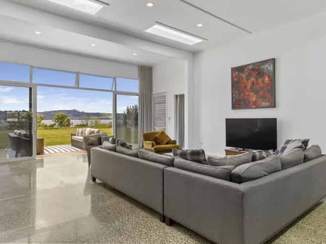 8 Kuiwai Drive, Rainbow Point