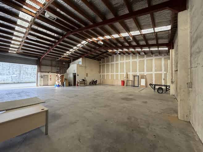 Versatile Judea Warehouse with ample parking