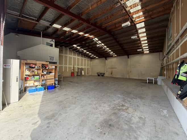 Versatile Judea Warehouse with ample parking