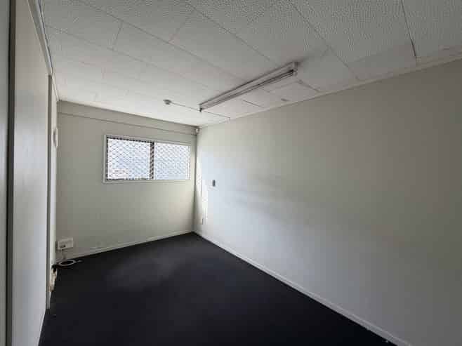 Versatile Judea Warehouse with ample parking
