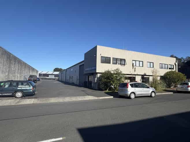 Versatile Judea Warehouse with ample parking