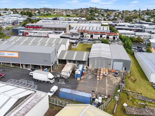 1,611sqm warehouse and 1,000sqm yard!