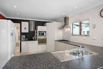 25 Kanawa St, Waikanae