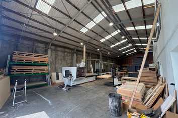 Standalone Gracefield warehouse with yard