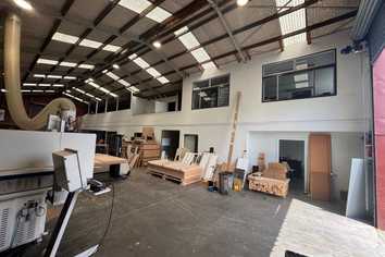 Standalone Gracefield warehouse with yard
