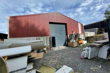 Standalone Gracefield warehouse with yard