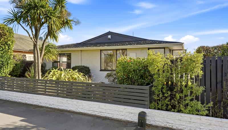 1/126 Lake Terrace Road, Burwood