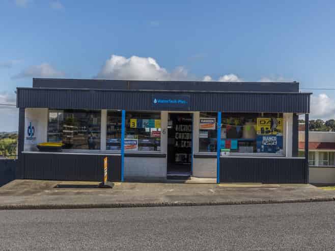 Retail and yard space in a key commercial location