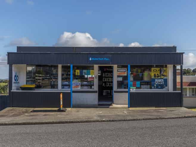Retail and yard space in a key commercial location