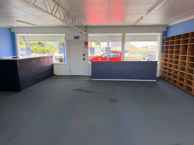 Retail and yard space in a key commercial location