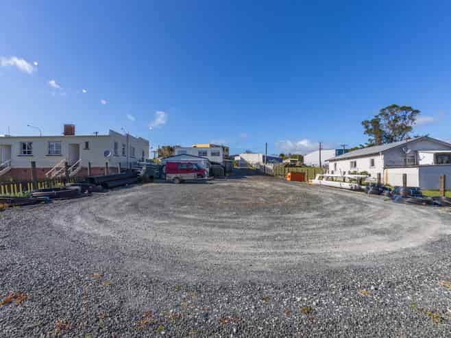 Retail and yard space in a key commercial location