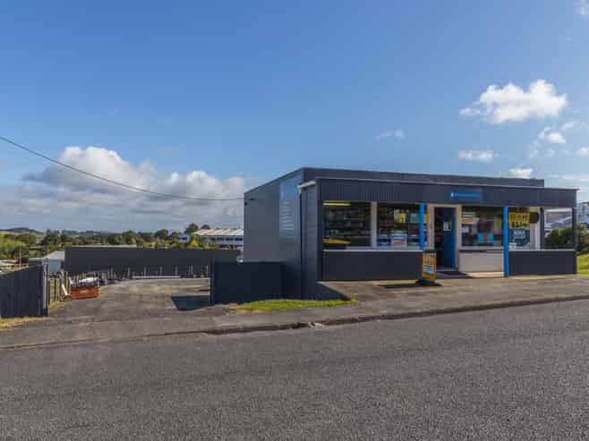 Retail and yard space in a key commercial location