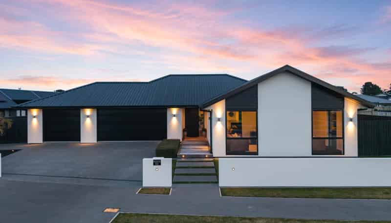 56 Carnaveron Drive, Lincoln
