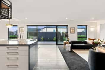 56 Carnaveron Drive, Lincoln