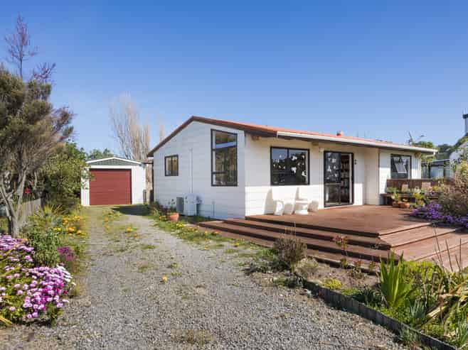 8 Cousins Avenue East, Foxton Beach