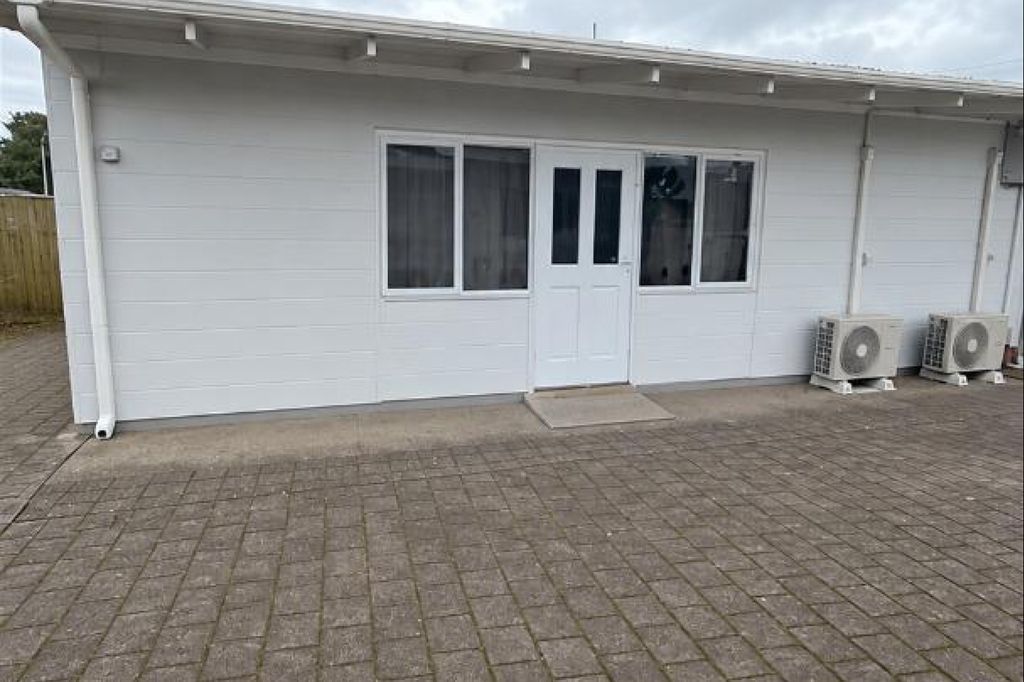 Tidy one bedroom unit 1