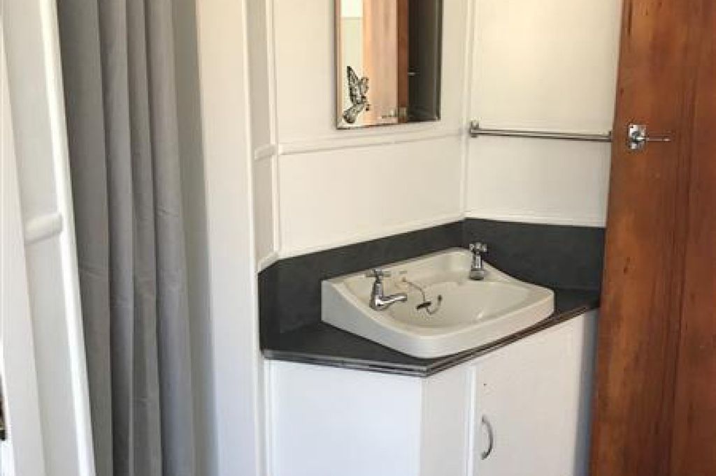 Tidy one bedroom unit 5