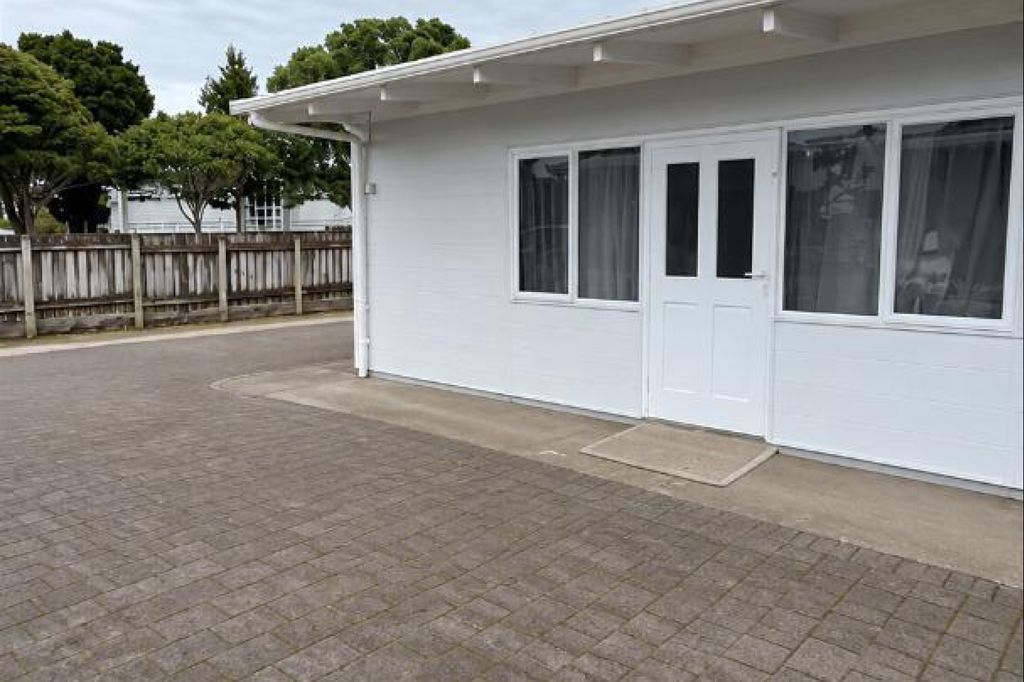 Tidy one bedroom unit 2