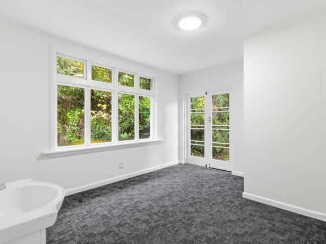 Ground Floor North Dunedin Space With Parking