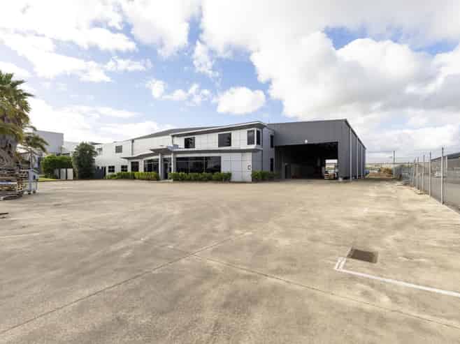 High stud, modern industrial warehouse - vacant