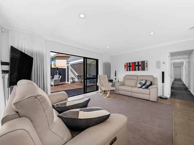 1 Samuel Cross Place, Greenhithe
