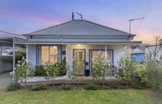 200 High Street South, Carterton